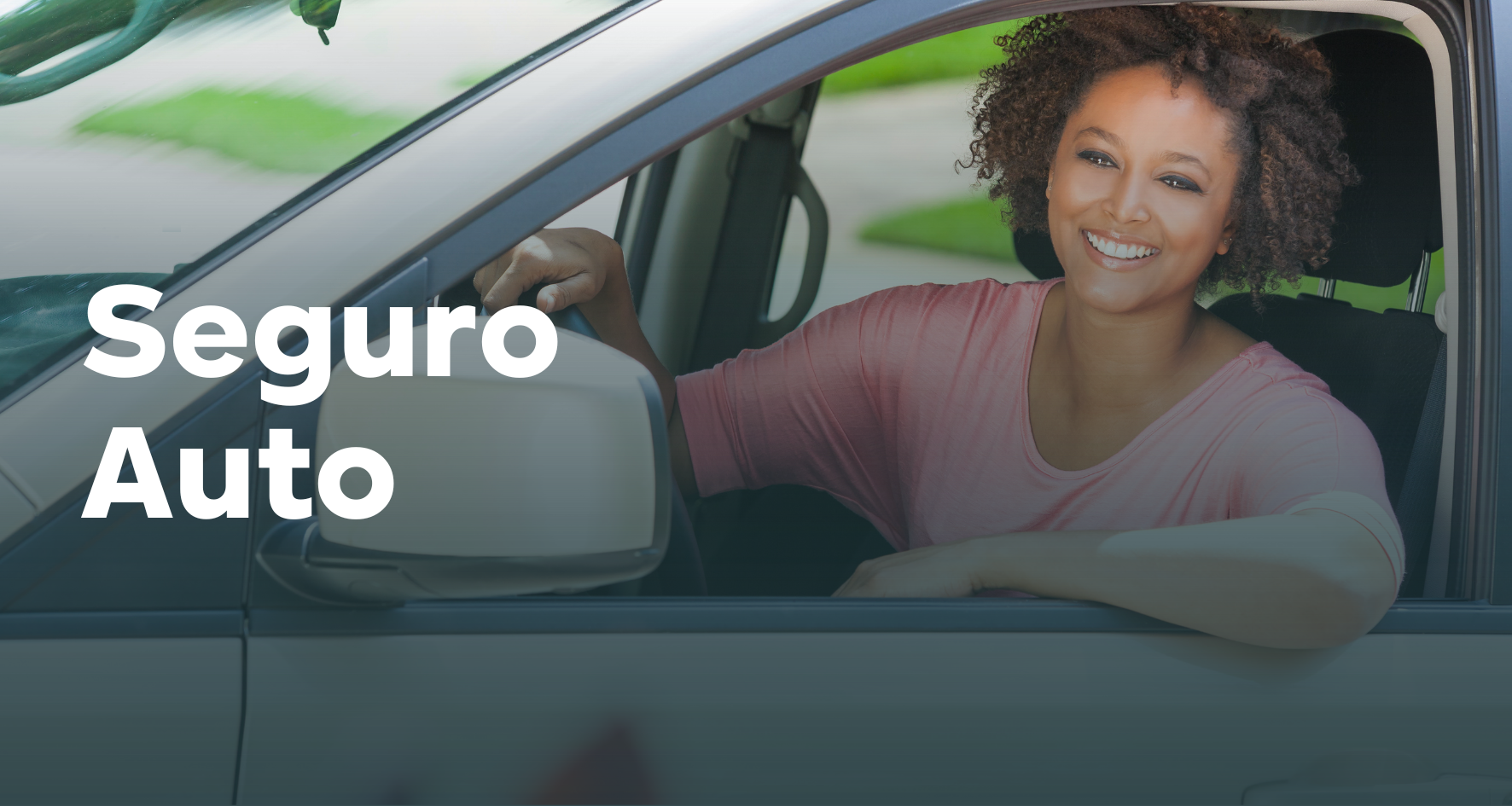 Mulher sorrindo dentro de um carro como capa do Seguro Auto da Corretora de Seguros True Consulting