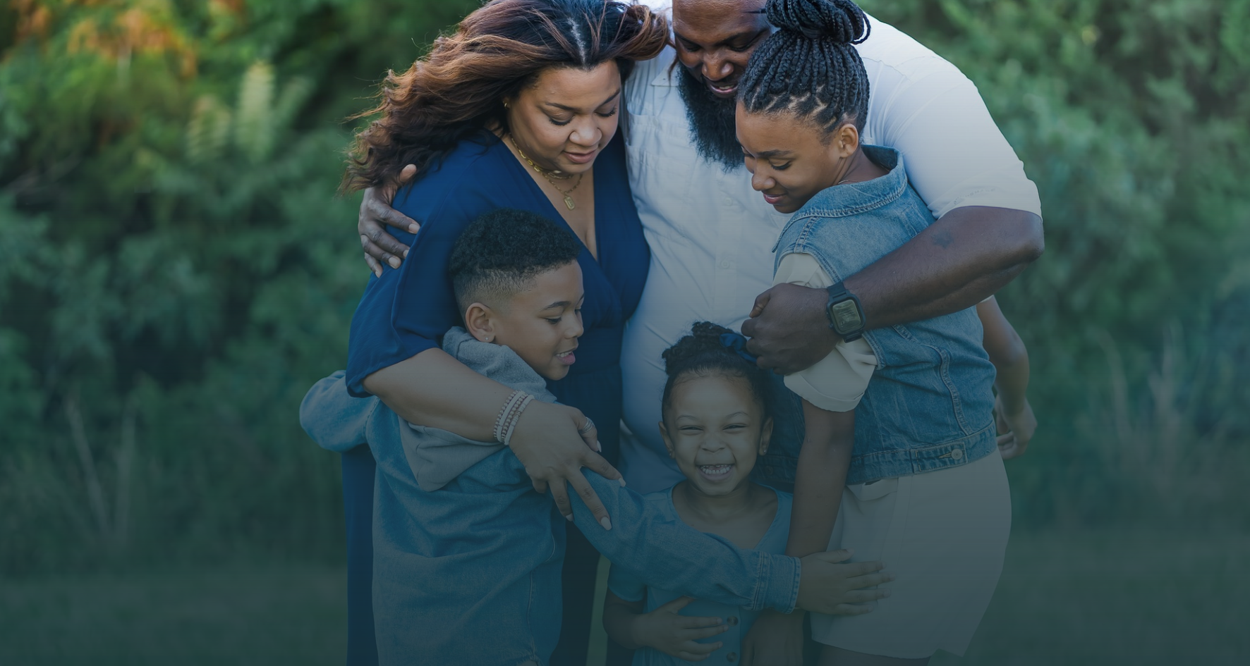 Família feliz como capa dos seguros Para Você da Corretora de Seguros True Consulting